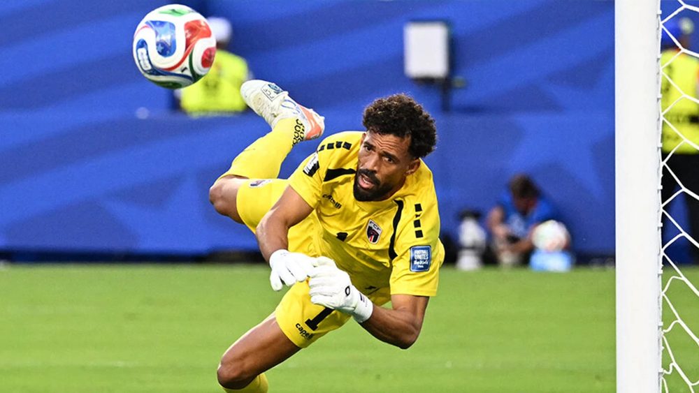 Vozinha, goleiro de Cabo Verde, defende durante a Copa do Mundo 2026